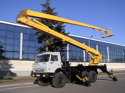 Аренда колесного экскаватора и автовышки высотой 22 метра для проведения строительных работ