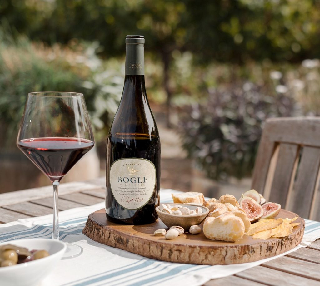 pinor noir wine outdoor table 1024x916 1