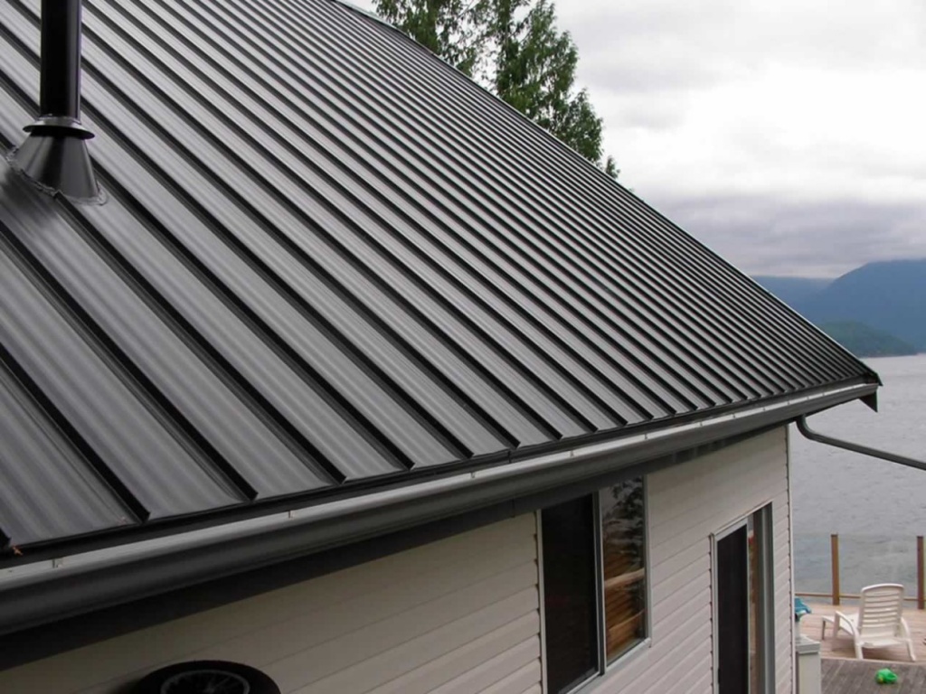 Металлические крыши для частных домов: покрытие профнастилом и металлочерепицей